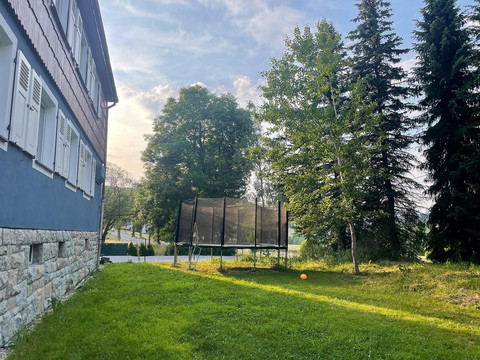 umgebung-sommer-garten-trampolin-1600w