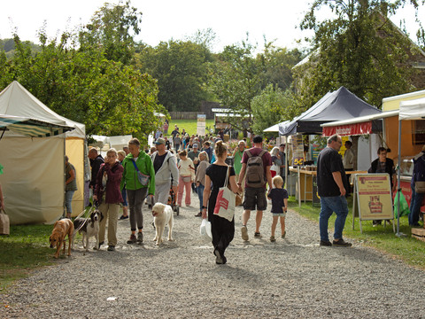 Bauernmarkt Besucher schlendern mit Hunden zwischen Marktständen beim Bauernmarkt in Lindlar