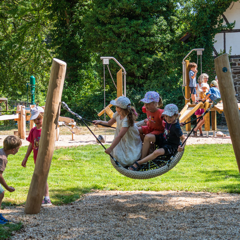 Nestschaukel Spielplatz Kurpark Herchen