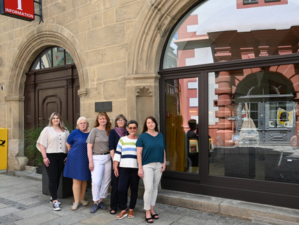 Team vor der Tourist-Information