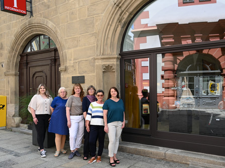 Team vor der Tourist-Information