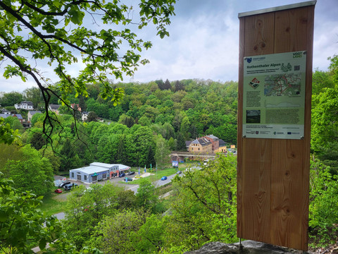 Rothenthaler Alpen mit Infotafel auf dem Pfad der Aussteiger