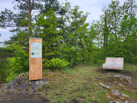 Rastpunkt am Hohen Stein auf dem Pfad der Aussteiger