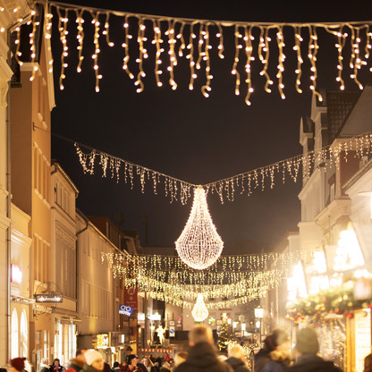 Eutin_Lichterstadt_Kronleuchter_Fußgänger © Anne Weise_Eutin Tourismus.JPG