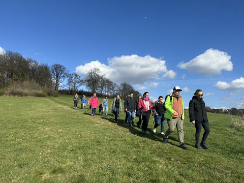 Wandergruppe auf dem Bierweg Wandergruppe auf einer grünen Wiese im Bergischen Land unter blauem Himmel