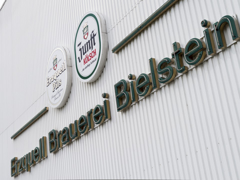 Erzquell Brauerei Bielstein Fassade der Erzquell Brauerei Bielstein mit Schriftzug und runden Biermarken-Schildern