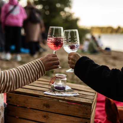 malente_veranstaltung_loungemusik am kellersee_anstoßen 2 © MaTS GmbH Anne Weise.jpg