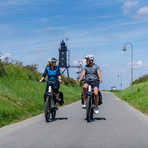 Radweg mit Blick auf Leuchtturm Obereversand