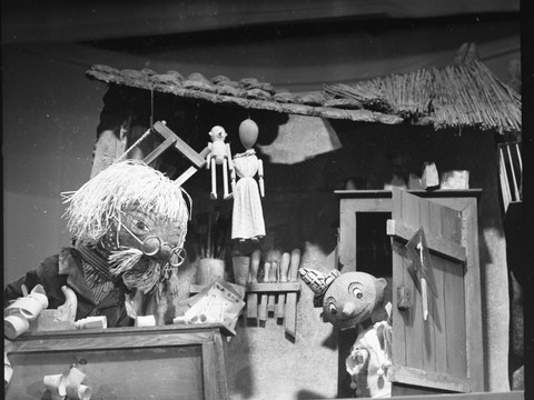 F 98,8_1 Pinocchio in der Werkstatt von Meister Holzspan, Szenenfoto aus der Inszenierung Pinocchios Abenteuer des Staatlichen P (1).jpg