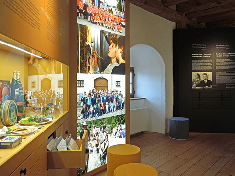 Im Ausstellungsbereich „Deutsche und Tschechen“ wird das wechselvolle nachbarschaftliche Verhältnis zwischen beiden Ländern und die bewegende politische Geschichte des 20. Jahrhunderts beleuchtet.