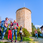 Wandergruppe an der Burg Ravensberg