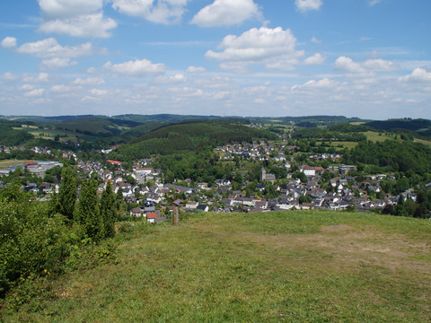 Aussicht von dem Streifzug Baumweg  Blick über Morsbach im Oberbergischen Kreis, umgeben von sanften Hügeln und üppigem Grün.