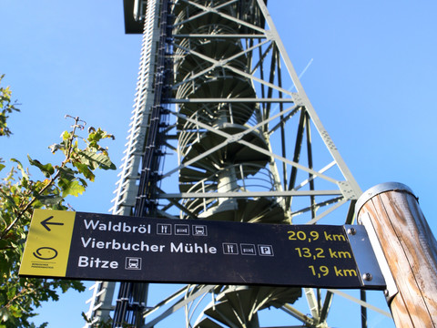 Aussichtsturm Hohe Hardt  Aussichtsturm im Grünen, Wegweiser zeigt Entfernungen zu Waldbröl, Vierbucher Mühle und Bitze an.