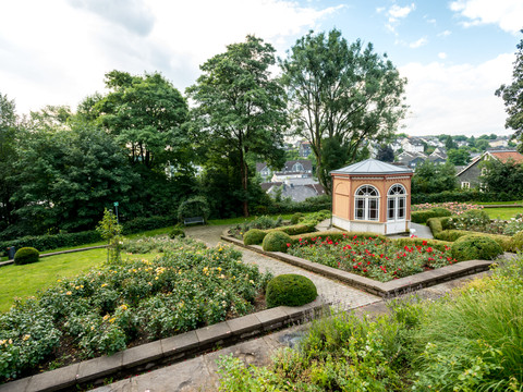 Rosengarten am Schloss Ein gepflegter Park mit Rosenbeeten und einer Gloriette, umgeben von üppigem Grün in Hückeswagen.