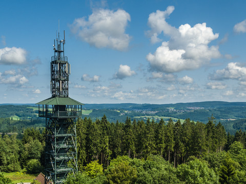 Unnenbergturm <p>Der Aussichtsturm auf dem Unnenberg überragt einen Wald, umgeben von blauen Himmel und Wolken.</p>