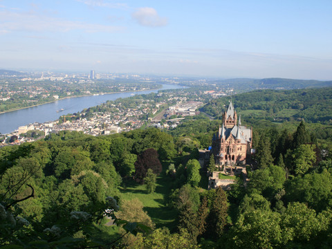Blick vom Drachenfels auf Schloss Drachenburg und Bonn