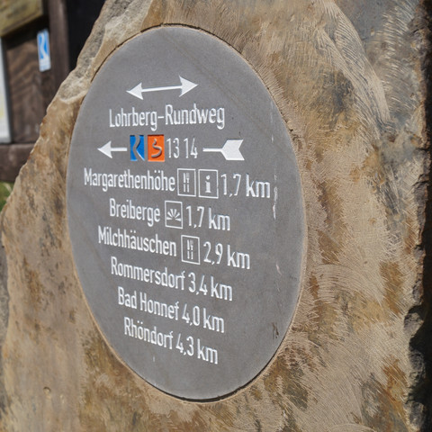 Wegweisung im Naturpark Siebengebirge Stein mit Wandertafel zeigt Richtungen und Entfernungen zu Zielen im Naturpark Siebengebirge.