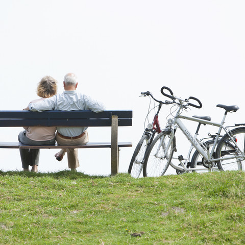 pause-am-deich-mit-fahrrad
