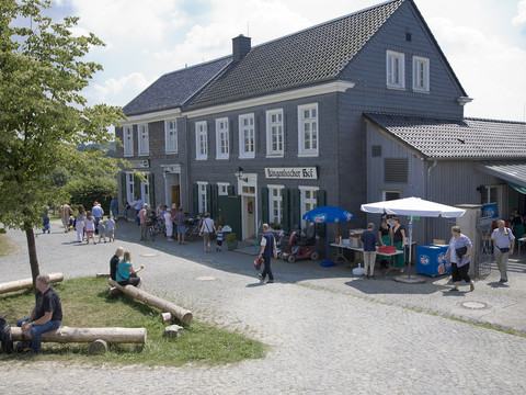 5ddfe580a348a_f392741