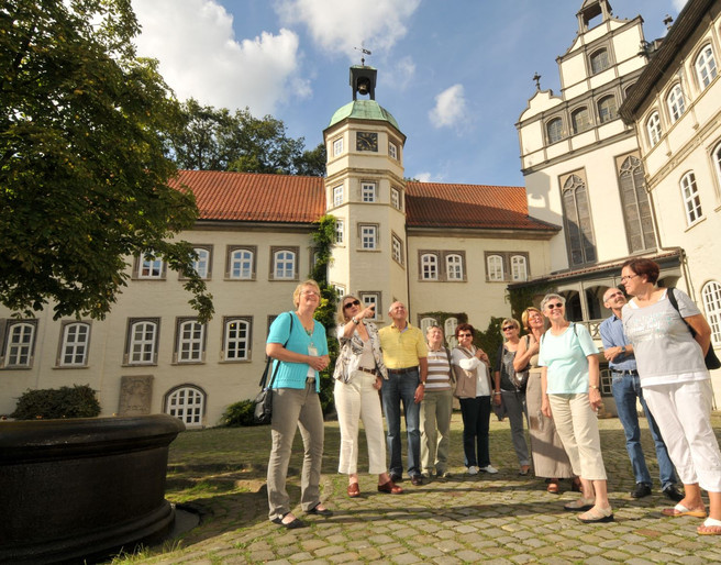 Führung auf dem Schlossinnenhof Besuchergruppe bei einer Führung auf dem Schlossinnenhof