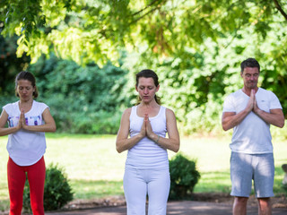 Zur Ruhe kommen mit Yoga im Park von HolsingVital