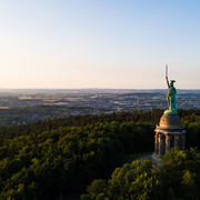 Hermannsdenkmal Hermannsdenkmal in einem bewaldeten Hügelplateau mit Blick auf die weitläufige Landschaft im Hintergrund.