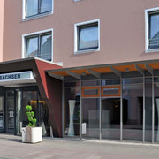 hotel-niedersachsen-haupteingang Hoteleingang mit Glasfront und Vordach, modernes Design mit schlichten Linien und klarer Struktur.