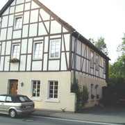 fewo-kuenstlerhauspotthast-hausansicht Außensicht des Fachwerkhauses mit den Ferienwohnungen