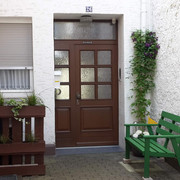 haus-kress-eingang Haustür mit Sitzbank an der Seite