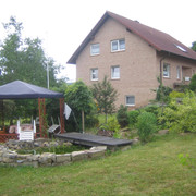 fewo-klein-garten Hausansicht mit Garten