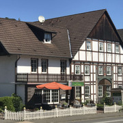 hotel-amjakobsweg-hausansicht Hausansicht mit Eingang und Terrasse