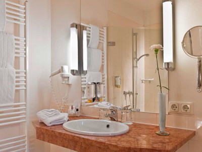 WYNDHAM Garden Quedlinburg Stadtschloss - Standard Doppelzimmer Bad