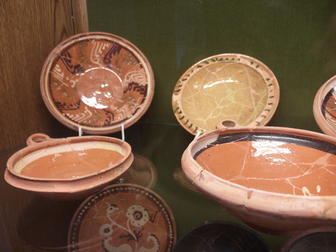 Tentoonstelling het het Aardewerkmuseum Hagen a.T.W. in het Osnabrücker Land Keramikteller mit rötlichem Ton und traditionellen Mustern, ausgestellt im Museum.