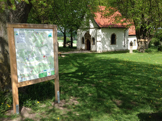 Kapelle "Zur Hilligen Seele" mit Wanderwegtafel
