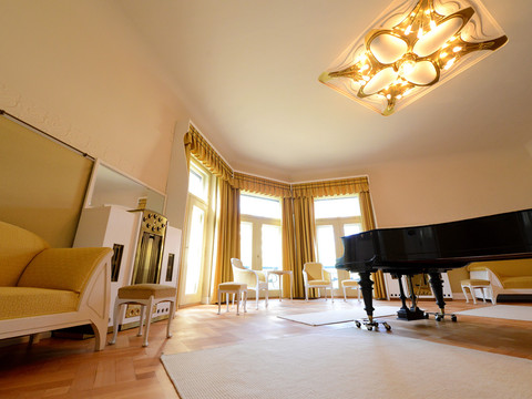 Wings in Villa Esche