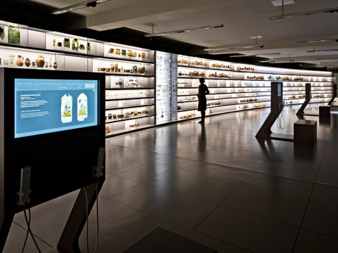 Parete dedicata alla vita quotidiana nel Museo statale di archeologia di Chemnitz