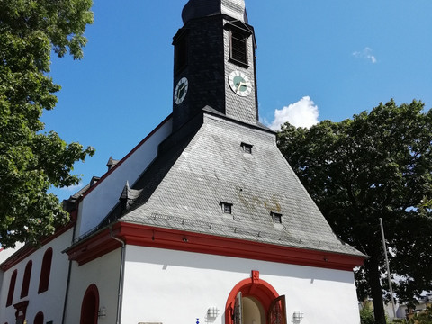 Lorenzkirche - Haupteingang Gotische Kirche mit markantem Turm, Uhr und Haupteingang mit roten Torbögen bei Sonnenlicht.Gothic church with striking tower, clock and main entrance with red archways in sunlight.Gotický kostel s nápadnou věží, hodinami a hlavním vchodem s červenými oblouky ve slunečním světle.Gotycki kościół z imponującą wieżą, zegarem i głównym wejściem z czerwonymi łukami w świetle słonecznym.Gotische kerk met opvallende toren, klok en hoofdingang met rode bogen in het zonlicht.Chiesa gotica con torre imponente, orologio e ingresso principale con archi rossi alla luce del sole.