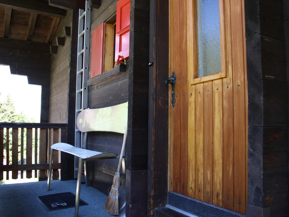 Snowboard-Bank zum Nachmittagssonne tanken