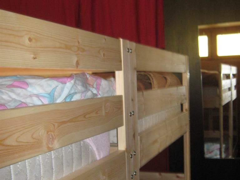 Zwei Etagenbetten im Kinderzimmer