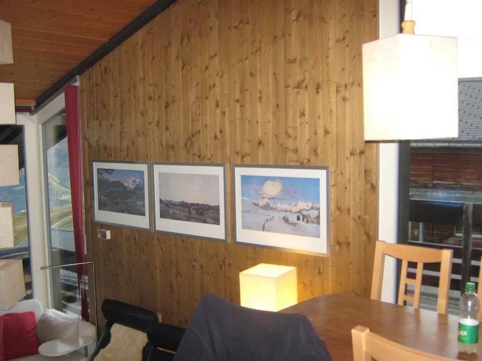 Blick vom Esstisch ins Wohnzimmer