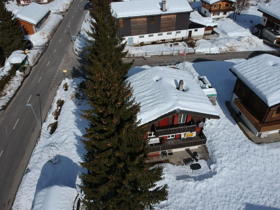 Chalet (links Bushaltestelle)