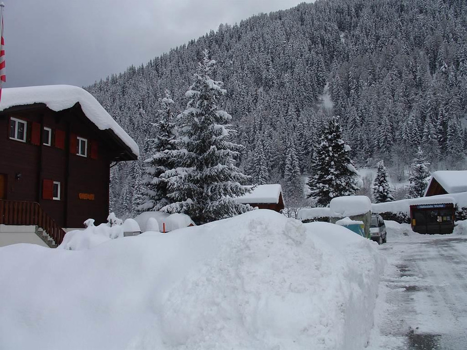 Chalet URSI mit Haltestelle Wichel