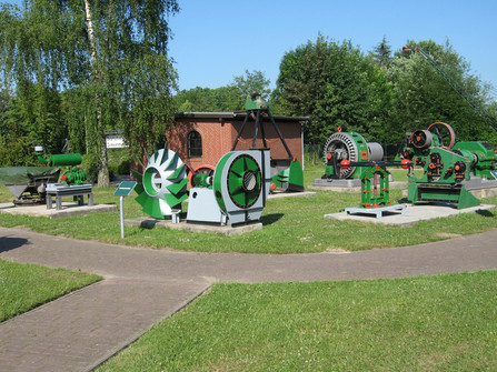 Technische Maschinen auf dem Freigelände