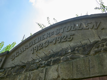Schild Schröderstollen Foto Achim Meurer 2017 Nördliches Harzvorland Tourismusverband e.V. (81).jpg Schild Schröderstollen Nördliches Harzvorland