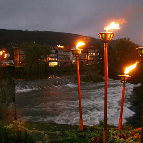 Laternenlicht - Werrabrücke in Hann. Münden im Fackellicht Laternenlicht - Werrabrücke in Hann. Münden im Fackellicht
