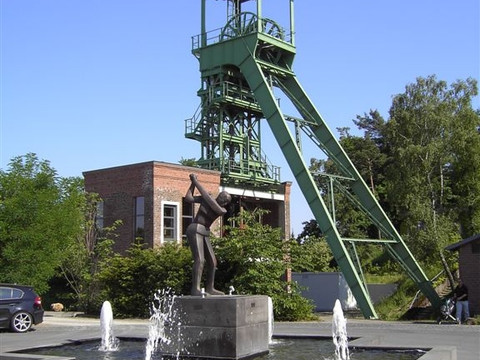 Golfplatz mit Förderturm.JPG