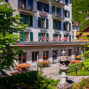 restaurant-taverne-hotel-interlaken-aussen-terrasse-sommer-baeume.jpg