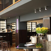 Henne Weinbar Schlicht und elegant eingerichtetes Restaurant mit grauen Wänden und dunklen Möbeln.A simple and elegantly furnished restaurant with gray walls and dark furniture.