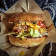 Fraeulein Herborths Burger Großzügig belegter Burger mit Käse.Large burger with cheese.