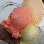 IL GELATO di ferigo Nahaufnahme von drei Kugeln Eiscreme mit runder Waffel.Close-up of three scoops of ice cream with a round cone.